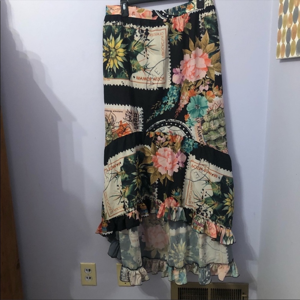 COPY - ASOS SIZE 24w Cute stamp/ floral skirt!